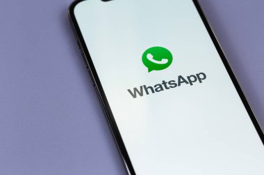 What SApp mobil uygulaması ekrandaki akıllı telefon iPhone 'unda yakın plan. WhatsApp, mobil ve diğer platformlar için popüler bir ücretsiz mesajlaşma sistemidir. Batum, Gürcistan - 12 Ekim 2023