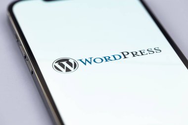 WordPress logo mobil uygulaması bir ekran akıllı telefon iPhone makrosu üzerinde. WordPress - açık kaynak içerik yönetim sistemi. Batum, Gürcistan - 11 Ekim 2023