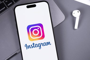 Instagram logo mobil uygulaması bir ekrandaki akıllı telefon iPhone 'u kapatıyor. Instagram akıllı telefonlar için fotoğraf paylaşım uygulamasıdır. Batumi, Gürcistan - 7 Kasım 2023 