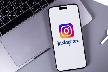 Instagram logo mobil uygulaması bir akıllı telefon iPhone ekranında. Instagram akıllı telefonlar için fotoğraf paylaşım uygulamasıdır. Batumi, Gürcistan - 7 Kasım 2023 