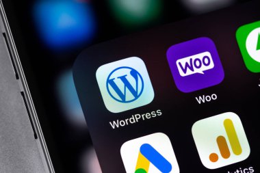 WordPress, WooCommerce mobil simge uygulamaları bir ekranda akıllı telefon iPhone yakın plan. WordPress - açık kaynak içerik yönetim sistemi. Batum, Gürcistan - 5 Kasım 2023