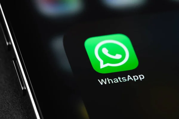 Akıllı telefon iPhone 'undaki WhatsApp mobil uygulaması. WhatsApp, mobil ve diğer platformlar için popüler bir ücretsiz mesajlaşma sistemidir. Batum, Gürcistan - 12 Nisan 2023