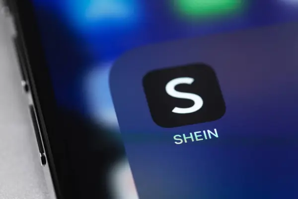 Akıllı telefon ekranlı iPhone 'daki Shein mobil simge uygulaması. Shein - Çin e-ticaret şirketi, çevrimiçi mağaza. Batum, Gürcistan - 5 Nisan 2023
