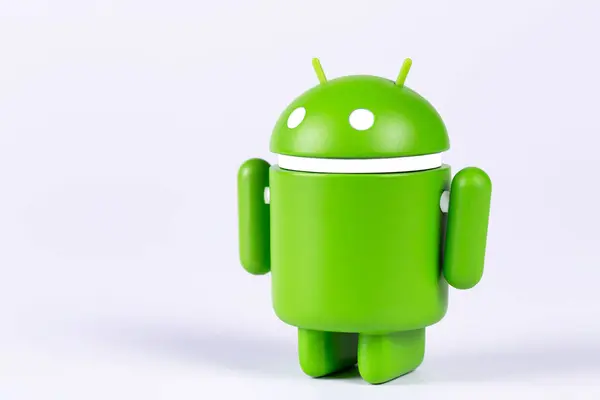 白い背景にグーグルアンドロイドが表示されます Google Androidは スマートフォン タブレットコンピュータ その他のデバイスのオペレーティングシステムです ジョージア州バトゥミ 2023年10月14日 — ストック写真