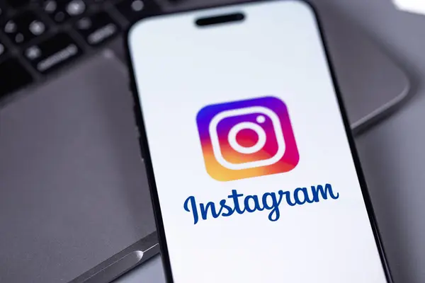 Instagram logosu akıllı telefon iPhone ekranındaki mobil uygulamayı kapatıyor. Instagram akıllı telefonlar için fotoğraf paylaşım uygulamasıdır. Batumi, Gürcistan - 7 Kasım 2023 