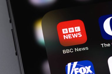 BBC Haber logosu web sitesi, akıllı telefondan, iPhone yakın plan. BBC News, British Broadcasting Corporation 'ın bir işletme bölümüdür. Batumi, Gürcistan - 22 Aralık 2023