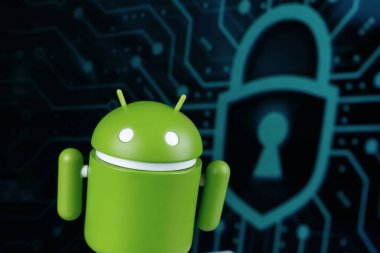 Google Android figürü ve web güvenliği. Google Android akıllı telefonlar, tablet bilgisayarlar ve diğer cihazlar için bir işletim sistemidir. Batum, Gürcistan - 20 Aralık 2023