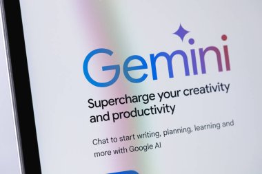 Google Gemini Yapay Zeka logosu bir dizüstü bilgisayarda, defter de yakın planda. Google, yan kuruluş Google DeepMind tarafından geliştirilen büyük bir dil modeli olan Gemini 'yi duyurdu. Batumi, Gürcistan - 11 Şubat 2024