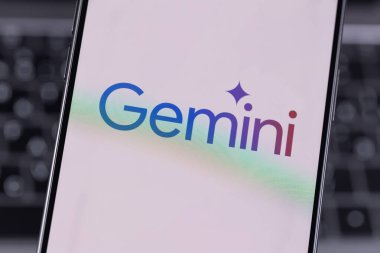 Google Gemini Yapay Zeka logosunu ekrandaki akıllı telefonlara yakın planda tut. Google, yan kuruluş Google DeepMind tarafından geliştirilen büyük bir dil modeli olan Gemini 'yi duyurdu. Batumi, Gürcistan - 11 Şubat 2024