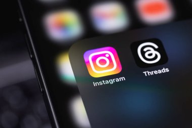 Bir ekrandaki akıllı telefon iPhone 'unda Instagram ve İplik mobil uygulama simgesi. Instagram akıllı telefonlar için fotoğraf paylaşım uygulamasıdır. Batumi, Gürcistan - 11 Şubat 2024