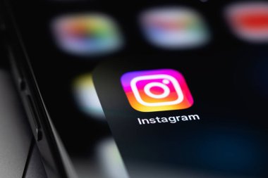 Instagram simgesi mobil uygulaması, akıllı telefonlar için bir fotoğraf paylaşım uygulamasıdır. Batum, Gürcistan - 21 Aralık 2023 