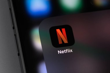 Netflix simge mobil uygulaması bir ekrandaki akıllı telefon iPhone 'u kapatıyor. Netflix, televizyon bölümleri ve filmler için uluslararası bir abonelik servisidir. Batumi, Gürcistan - 15 Aralık 2023