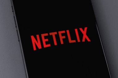 Netflix logo mobil uygulaması bir ekrandaki akıllı telefon iPhone 'una yakın plan. Netflix, televizyon bölümleri ve filmler için uluslararası bir abonelik servisidir. Batumi, Gürcistan - 15 Aralık 2023
