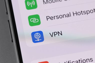 Bir ekranda kişisel VPN (Sanal Özel Ağ) ayarları, iPhone kapatması. Apple Inc., çok uluslu bir Amerikan teknoloji şirketidir. Batumi, Gürcistan - 11 Şubat 2024