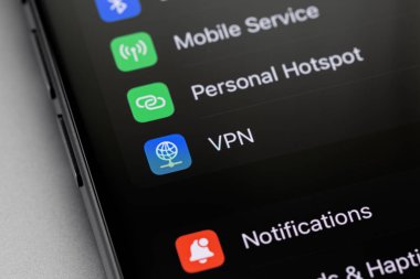 Bir ekranda kişisel VPN (Sanal Özel Ağ) ayarları, iPhone inteface makro, kapat. Apple Inc., çok uluslu bir Amerikan teknoloji şirketidir. Batumi, Gürcistan - 11 Şubat 2024