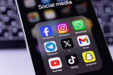 Mobil uygulamalı akıllı telefon, Facebook, Instagram, WhatsApp, Telegram, Twitter X, YouTube, TikTok, Snapchat. Pazarlama için en popüler sosyal medya platformu. Batum, Gürcistan - 20 Aralık 2023