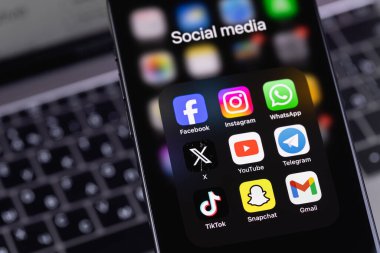 Mobil uygulamalı akıllı telefon, Facebook, Instagram, WhatsApp, Telegram, Twitter X, YouTube, TikTok, Snapchat. Pazarlama için en popüler sosyal medya platformu. Batumi, Gürcistan - 11 Şubat 2024