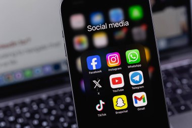 Mobil uygulamalı akıllı telefon, Facebook, Instagram, WhatsApp, Twitter X, YouTube, Telegram, TikTok, Snapchat. Pazarlama için en popüler sosyal medya platformu. Batumi, Gürcistan - 11 Şubat 2024