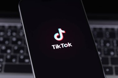 TikTok logo mobil uygulaması akıllı telefon iPhone ekranında. TikTok video yaratmak ve paylaşmak için bir uygulamadır. Batum, Gürcistan - 10 Mart 2024