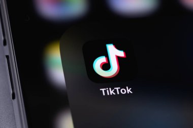 TikTok mobil simge uygulaması ekranda kapalı akıllı telefon iPhone. TikTok video yaratmak ve paylaşmak için bir uygulamadır. Moskova, Rusya - 21 Aralık 2023