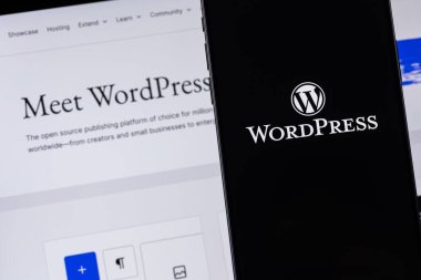 WordPress logo mobil uygulaması bir ekrandaki akıllı telefon iPhone 'u kapatıyor. WordPress - açık kaynak içerik yönetim sistemi. Batumi, Gürcistan - 11 Şubat 2024