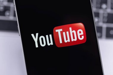 YouTube mobil logo uygulaması bir akıllı telefon iPhone ekranında. YouTube herkesin izleyebileceği ücretsiz bir video paylaşım uygulamasıdır. Batumi, Gürcistan - 11 Şubat 2024