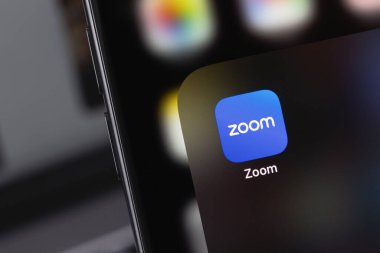 Akıllı telefon iPhone ekranındaki mobil simge uygulamasını yakınlaştır. Zoom Video Communications, uzaktan konferans hizmeti veren bir şirket. Batumi, Gürcistan - 11 Şubat 2024