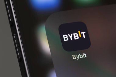 Ekran akıllı telefonundaki Bybit mobil simge uygulaması. Bybit, 2018 yılında kurulan bir kripto döviz kurudur. Batum, Gürcistan - 3 Aralık 2023