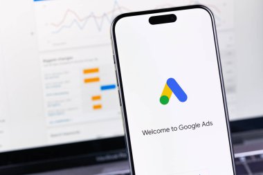 Google akıllı telefon iPhone ve Macbook üzerindeki logo uygulaması. Reklamlar, temelde Google 'dan gelen bir arama reklamları servisidir. Batum, Gürcistan - 21 Kasım 2023
