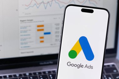Google akıllı telefon iPhone ve dizüstü bilgisayarda logo uygulaması. Reklamlar, temelde Google 'dan gelen bir arama reklamları servisidir. Batum, Gürcistan - 22 Kasım 2023