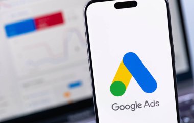 Google 'ın akıllı telefon iPhone' undaki logo mobil uygulaması. Reklamlar, temelde Google 'dan gelen bir arama reklamları servisidir. Batum, Gürcistan - 22 Kasım 2023