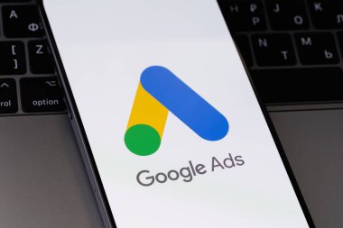 Google akıllı telefon iPhone 'undaki mobil uygulamayı kapatır. Google Ads ya da AdWords, Google tarafından yapılan bir arama reklamları servisidir. Batumi, Gürcistan - 26 Kasım 2023