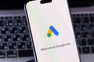 Google akıllı telefon iPhone ekranında mobil uygulama ekliyor. Reklamlar, AdWords Google 'dan gelen bir arama reklamları servisidir. Batum, Gürcistan - 24 Kasım 2023