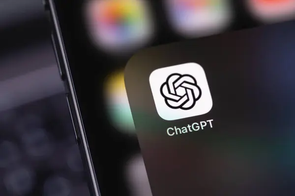 Bir ekran akıllı telefon iPhone 'unda ChatGPT simgesi mobil uygulaması. ChatGPT, OpenAI tarafından geliştirilen yapay zeka sohbet robotudur. Batumi, Gürcistan - 11 Şubat 2024