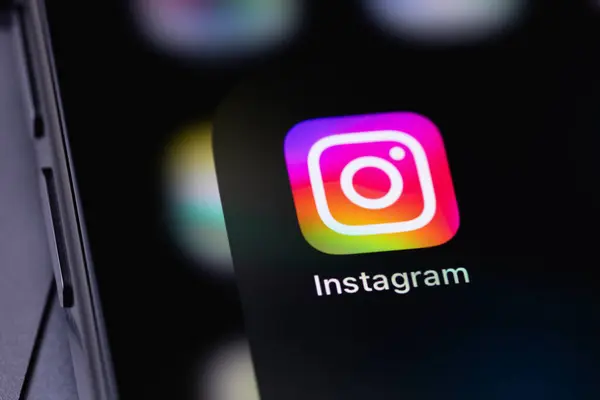 Instagram simgesi mobil uygulaması, kapalı ekran akıllı telefon iPhone 'unda. Instagram akıllı telefonlar için fotoğraf paylaşım uygulamasıdır. Batum, Gürcistan - 21 Aralık 2023 