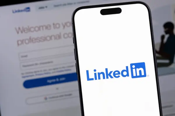 Mobil logo uygulaması ekran akıllı telefon iPhone 'una bağlandı. LinkedIn, iş bağlantılarını bulmak ve kurmak için kullanılan bir sosyal ağ. Batumi, Gürcistan - 11 Şubat 2024