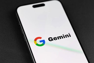 Google Gemini Yapay Zeka logosunu ekrandaki akıllı telefonlara yakın planda tut. Google, yan kuruluş Google DeepMind tarafından geliştirilen büyük bir dil modeli olan Gemini 'yi duyurdu. Batumi, Gürcistan - 9 Kasım 2023