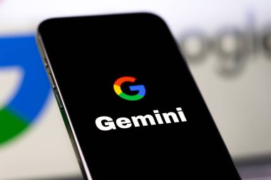 Ekran akıllı telefonunda Gemini yapay zeka logosu ara. Google, yan kuruluş Google DeepMind tarafından geliştirilen büyük bir dil modeli olan Gemini 'yi duyurdu. Batumi, Gürcistan - 9 Kasım 2023