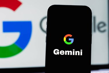 Google Gemini Yapay Zeka logosu ekranda. Google, yan kuruluş Google DeepMind tarafından geliştirilen büyük bir dil modeli olan Gemini 'yi duyurdu. Batumi, Gürcistan - 9 Kasım 2023