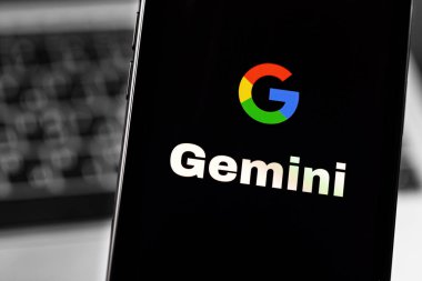 Ekran akıllı telefonunda Gemini Yapay Zeka 'yı ara. Google, yan kuruluş Google DeepMind tarafından geliştirilen büyük bir dil modeli olan Gemini 'yi duyurdu. Batumi, Gürcistan - 9 Kasım 2023