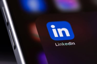 Mobil simge uygulaması bir ekrandaki akıllı telefon iPhone 'una bağlandı. LinkedIn, iş bağlantılarını bulmak ve kurmak için kullanılan bir sosyal ağ. Batum, Gürcistan - 3 Aralık 2023