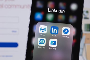 Bir ekrandaki akıllı telefon iPhone 'una bağlı hizmet mobil uygulaması. LinkedIn, iş bağlantılarını bulmak ve kurmak için kullanılan bir sosyal ağ. Batumi, Gürcistan - 7 Kasım 2023