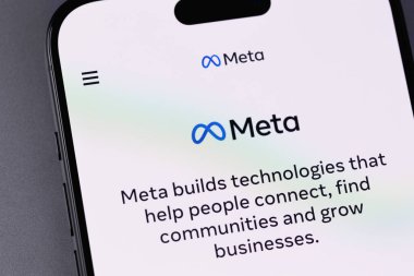 Ekran akıllı telefonunda Meta logosu, iPhone yakın plan. Meta Platformlar A.Ş. Amerikan çok uluslu holding şirketi. Batumi, Gürcistan - 9 Kasım 2023