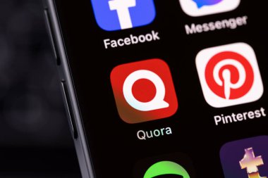 Akıllı telefon iPhone 'unda Quora mobil simge uygulaması. Quora - Sosyal Bilgi Paylaşım Servisi. Batum, Gürcistan - 3 Aralık 2023
