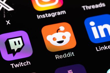 Akıllı telefon iPhone 'undaki mobil simge uygulamasını reddit et. Reddit - Sosyal Haber Sitesi. Batum, Gürcistan - 3 Aralık 2023