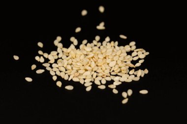 Siyah arkaplanda susam tohumları, makro