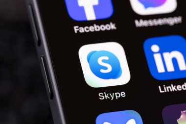 Akıllı telefon iPhone 'unda Skype mobil simge uygulaması. Skype - video konferans yazılımı. Batum, Gürcistan - 3 Aralık 2023