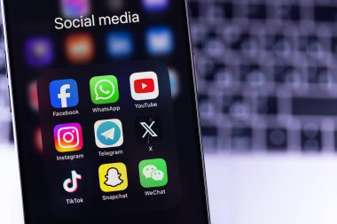 Mobil uygulamalı akıllı telefon iPhone Facebook, WhatsApp, YouTube, Instagram, Telegram, Twitter X, TikTok, Snapchat, WeChat. Pazarlama için en popüler sosyal medya platformu. Batum, Gürcistan - 3 Aralık 2023