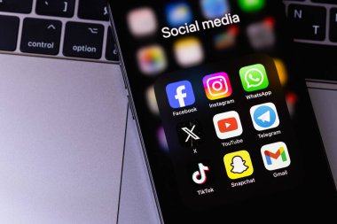 Mobil ikon uygulamalı akıllı telefon iPhone Facebook, WhatsApp, YouTube, Instagram, Telegram, Twitter X, TikTok. Pazarlama için en popüler sosyal medya platformu. Batum, Gürcistan - 3 Aralık 2023