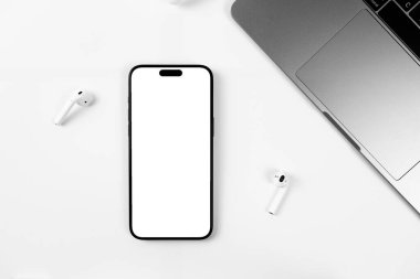 Akıllı telefon modeli iPhone 15 Pro Max beyaz, boş ekran. Apple çok uluslu bir teknoloji şirketidir. Batumi, Gürcistan - 26 Kasım 2023